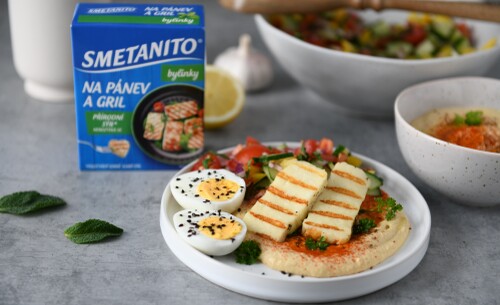 Cizrnový hummus s letním salátem a sýrem smetanito