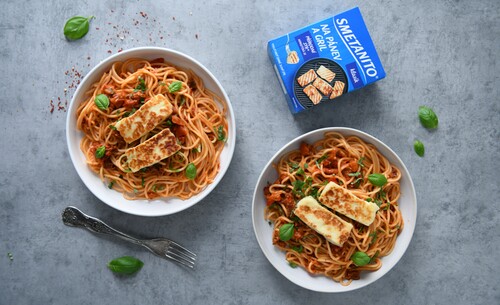 Rajčatovo-paprikové špagety se sýrem Smetanito