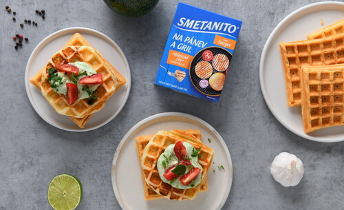 Vafle s avokádovo-mátovým dresingem a sýrem Smetanito