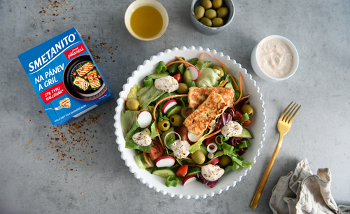 Salát s křupavým grilovacím sýrem a dresingem